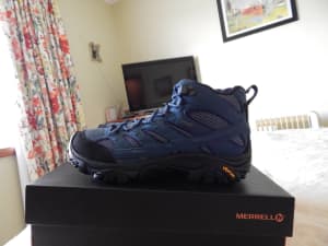 hiking boots women size 10