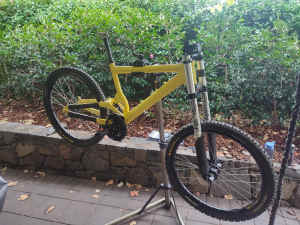 Medium Giant DH Comp with Marzocchi Shiver DC fork, Mavic 729 rims