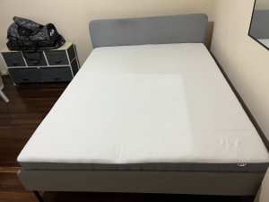 Queen bed base and mattress 