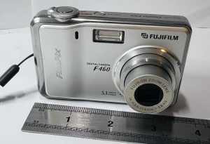 FUJIFILM FinePix F460 5.1MP Digital Compact Camera.