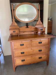 Vintage maple dressing table swinging oval mirror drawers& shelf
