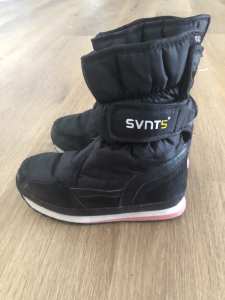Kids SVNT5 snow boots size 1, EU 34