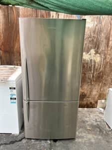 FISHER AND PAYKEL 519 LITRE STAINLESS STEEL REFRIGERATOR IN GOOD CONDI