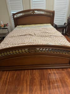 🛏️ For Sale: Solid Wood Queen Bed Frame 🛏️