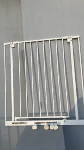 Baby or pet gate white one hand open