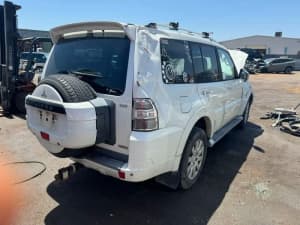 Wrecking Mitsubishi Pajero exceed turbo diesel