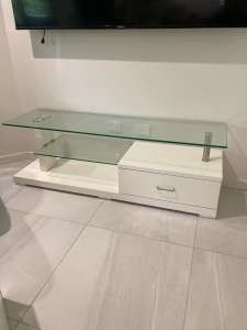 Modern Glass TV cabinet 140cm long,, first to see will buy,, AS NEW