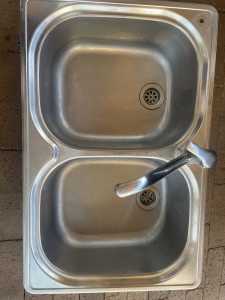 Double kitchen sink. Franke brand. Mixer tap included