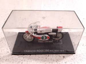 Die-cast 1:24 Scale Phil Read 1968 Yamaha RD05 250