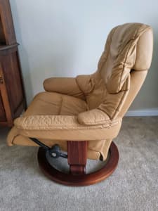 Stressless reno leather armchair recliner. 