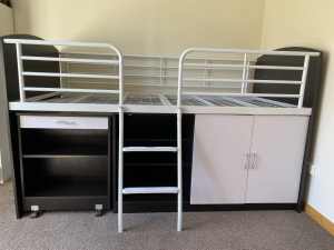 Single bed, desk & storage *PRICE DROP