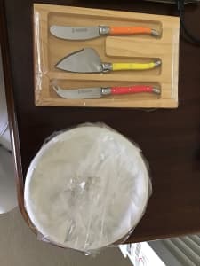 Set of 4 cheese plates and 3 cheese knives