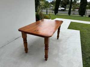 LAVELY WOODEN DINING ROOM TABLE NO CHAIRS