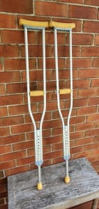 Pair of crutches size medium