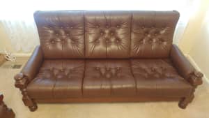 Lounge Suite, Leather, 3 piece setting in good condition