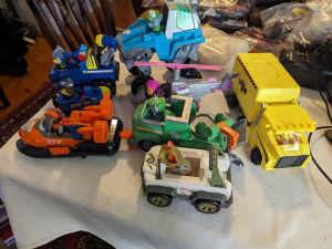 Paw Patrol bundle. EIGHT vehicles and action figures from the movie,TV