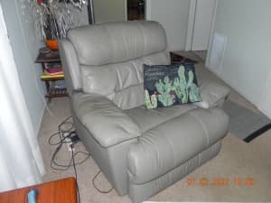 Recliner Leather Lounge Suite; 2 chairs and 3 piece lounge