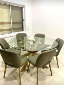 Focus on Furniture Glass Dining table & chairs