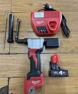 Milwaukee 12v pop rivet tool kit - GB 1028324