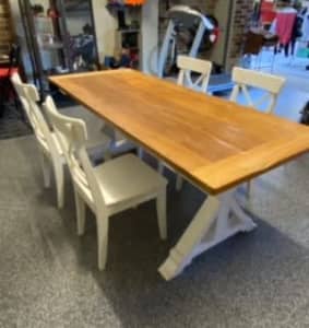 Oak wooden dining table with chairs-Hampton- beautiful - great price 