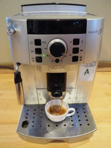 DeLonghi Fully Automatic Bean to Cup Coffee Machine ECAM22.110.B 220 W 