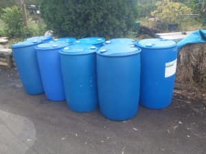 200 liter plastic drums with two bungs on top. No removeable lid. 