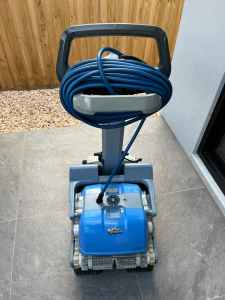 Maytronics Dolphin M400 Robot Pool Cleaner