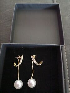 Earrings gold diamonte and pearl brand new