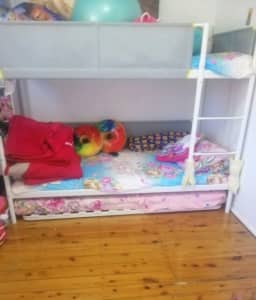 Bunk bed including 3 near new matresses