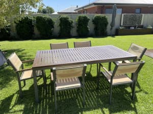 Outdoor table and 6 chairs