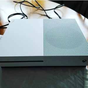 xbox one s (With controller and games)