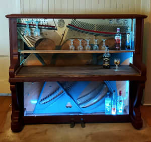 1910 Red Wine Piano Bar 