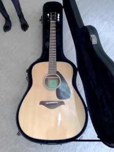 Solid spruce top guitar incl. new hard case & Fender tuner