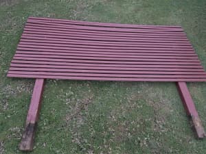 Timber Painted privacy screen - very good condition 