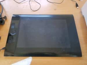 large Wacom intuos 8x13 inch graphic tablet with pen