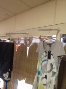 Angle arm for clothing hangers display