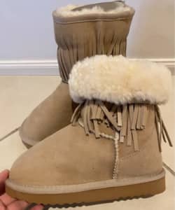 UGG boots Size 2/3- NEW