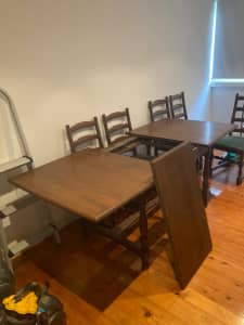 Extendable wooden dining table with 8 Chairs included