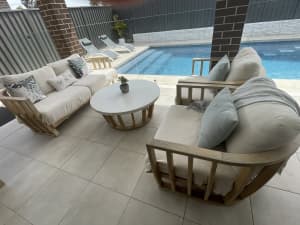 Wanted: POPULAR OUTDOOR LOUNGE SET