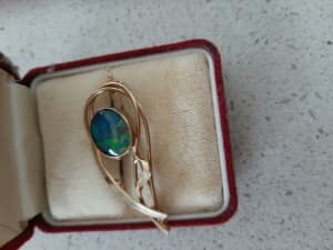9 ct gold opal brooch