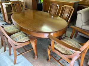 Beautiful oval vintage dining table with six chairs
