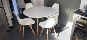 Replica Eames 4 seater white round dining setting 1m