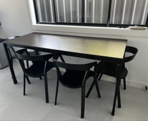 Extendable dining table