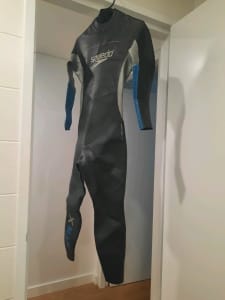 Wet suit size small in good condition 