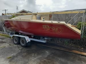 Yacht - T.26 fiberglass trailer sailer, with sails and outboard motor.