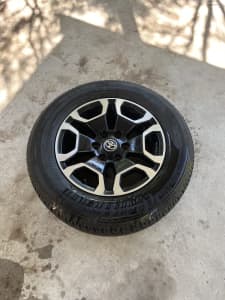 Hilux SR5 2033 Tyres and Rims