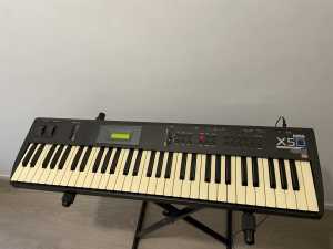 Korg X5D keyboard with carry bag