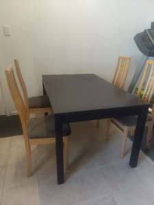 Wooden dining table 138x84cm with 4 chairs in good condition