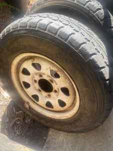 5 x 16 inch steel wheels and 205 tyres 