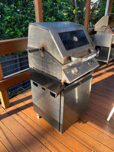 BBQ, 2 burner with gas bottle and rotisserie mechanism